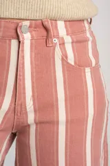 Jean wide leg de tiro alto con diseño de rayas verticales en tonos rosado y blanco, con bolsillos laterales y traseros, y cierre frontal con botón y cremallera.