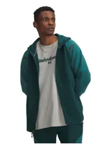 Buzo deportivo con cierre frontal completo, confeccionado en tejido polar de doble punto. Presenta capucha, mangas raglán, bolsillos laterales con cierre y puños con ribete. Diseño en color verde oscuro con detalles técnicos.