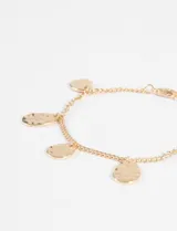 Pulsera de cadena fina plateada con dijes colgantes en forma de gota con acabado texturizado y cierre de mosquetón.