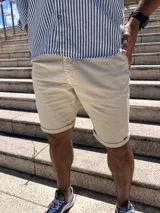 Bermuda de gabardina color beige con dobladillo.