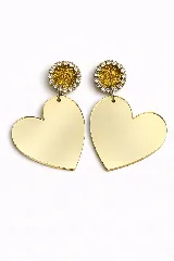 Aros colgantes con dije de corazón liso en tono dorado, sujetos a un stud circular con centro texturizado y borde de cristales.
