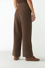 Pantalón de lana fina color crema, de tiro alto y pierna recta ancha.