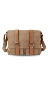 Morral de tela canvas color marrón claro con detalles en cuero sintético marrón oscuro. Tiene tapa frontal con dos correas ajustables, múltiples compartimentos y correa de hombro ajustable.