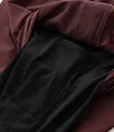 Bermuda deportiva color bordó con short interno de compresión negro integrado. Cuenta con cintura elástica con cordón de ajuste, bolsillos laterales con cierre y bolsillo interno. Confeccionada en tejido técnico de secado rápido.