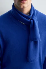 Jersey de punto regular fit con mezcla de lana y cashmere, color azul eléctrico, con cuello en pico y manga larga. Presenta acabados en rib en puños, cuello y bajo.
