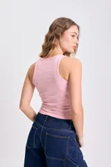 Musculosa rosa de tejido rib con efecto lavado.