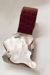 Cinturón marrón con hebilla rectangular de alpaca y aplique de nácar irregular.