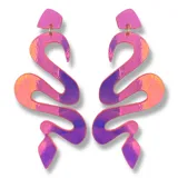 Par de aros colgantes con forma de serpiente, color rojo metalizado.