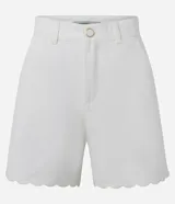 Short de sarga de algodón color blanco, con cintura alta, trabillas para cinturón, bolsillos delanteros y ruedo con acabado ondulado tipo nube. Marca Marfinno.