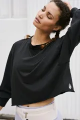 Buzo de algodón con cuello redondo, mangas largas con puños ajustados y diseño cropped de corte holgado.
