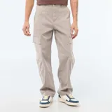 Pantalón cargo de corte recto en color gris, con bolsillos laterales tipo fuelle y cierre frontal.