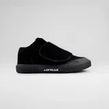 Zapatillas Airwalk modelo Stone Black, color negro, de diseño urbano y skater. Confeccionadas en gamuza y materiales resistentes, cuentan con una solapa con cierre de velcro que cubre los cordones y suela de goma texturizada con el logo de la marca en el lateral.