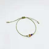 Set de tres pulseras ajustables con hilo encerado dorado y cuentas de piedras naturales, incluyendo amazonita, cuarzo rosa, ámbar, amatista, piedra luna y larimar.