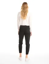 Pantalón de corte crop, color gris, con diseño de cinco bolsillos, cierre frontal con botón y ruedo irregular con terminación desflecada.