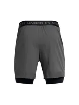 Short deportivo Under Armour Vanish Woven 2N1 para hombre, color gris. Cuenta con calza interior negra ajustada y short exterior holgado de secado rápido. Logo de la marca en la pierna izquierda.