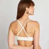 Sujetador bandeau blanco con breteles finos desmontables.