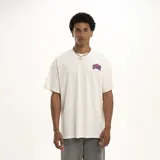 Remera color marrón con logo estampado en el pecho.