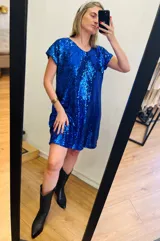 Vestido corto azul eléctrico cubierto de lentejuelas, con escote en V y mangas cortas amplias.