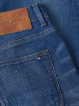 Jeans Bleecker de Tommy Hilfiger, confeccionados en algodón lavado para mayor comodidad y con elasticidad para un ajuste flexible. Diseño de 5 bolsillos, cierre con botón y cremallera, detalles distintivos de Tommy Hilfiger y logo de Tommy Hilfiger bordado.