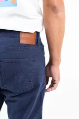 Pantalón de jean azul con corte clásico, tiro medio y corte recto.