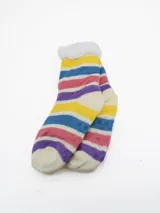 Medias de caña media con interior de sherpa, diseño a rayas horizontales multicolor y suela antideslizante con puntos de silicona.
