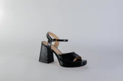 Sandalias rojas de cuero con plataforma y taco cuadrado.