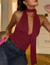 Top halter color bordó, con escote profundo en V y lazada larga integrada al cuello. Confeccionado en tejido suave y elástico, de diseño ajustado al cuerpo.