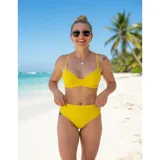 Bikini de dos piezas color amarillo, compuesto por un corpiño tipo triángulo con aros y una bombacha de tiro medio estilo culotte.