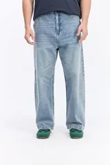 Jean super baggy de corte extra amplio y tiro medio, en color celeste claro con lavado clásico. Confeccionado en 100% algodón.