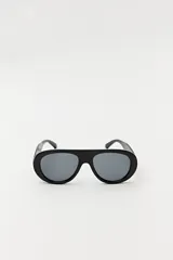 Lentes de sol negros con forma ovalada y lentes grises.