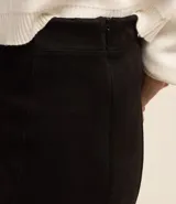 Pantalón legging de tiro alto color verde oliva, confeccionado en material sintético con recortes verticales y cierre lateral con cremallera.