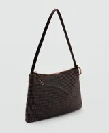 Bolso de mano tipo baguette, color negro brillante con acabado de pedrería de aluminio, asa corta fina y cierre superior de cremallera.