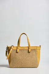 Cartera tipo tote color amarillo con detalles en textura tejida en la parte frontal y trasera, asas de mano y correa de hombro ajustable y desmontable. Incluye aplique metálico con el logo de la marca.