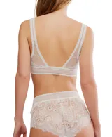 Bombacha tipo culotte de tiro alto confeccionada en encaje con diseño floral y detalles de red, con acabado semitransparente y cintura elástica ancha.