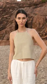 Top color arena de cuero pecarí con cuello halter y espalda descubierta.