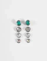 Caravanas largas de estilo colgante, compuestas por cuatro piedras circulares engarzadas en metal plateado. La piedra superior es de color verde, mientras que las tres inferiores presentan tonos neutros y transparentes.