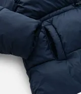Campera puffer acolchada azul marino de Ashua, con capucha, mangas largas, bolsillos frontales, cordón regulable en la cintura y cierre frontal con broches a presión.