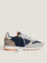 Championes Hoff modelo Delos, con base blanca y suela color caramelo. Capellada combinada en gris, azul marino y naranja.