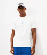 Remera deportiva de hombre color blanco, confeccionada en poliamida con tecnología dry de secado rápido, cuello redondo y mangas cortas. Cuenta con un pequeño estampado localizado en el pecho.