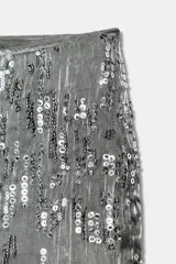 Shorts de tiro medio con aplicación de lentejuelas y abalorios brillantes. Cuenta con cierre lateral con cremallera oculta y forro interior.