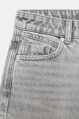 Jeans de tiro alto, pernera recta y larga, estilo clásico con cinco bolsillos, cierre frontal con cremallera y botón metálico.