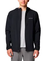 Campera técnica Columbia con tecnología Omni-Shield, color negro, con capucha ajustable, cierre frontal completo y bolsillo con cierre en el pecho. Presenta puños elásticos y diseño ligero ideal para actividades al aire libre.