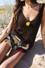 Musculosa marrón tejida de lino, con escote en V tanto en la parte delantera como en la espalda y silueta holgada.