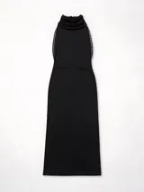 Vestido largo negro de corte ajustado, con espalda descubierta y detalle de tachas metálicas en los laterales. Presenta un tajo lateral en la falda.