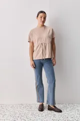 Remera celeste de algodón con cuello redondo, mangas cortas y cordón ajustable en la cintura.