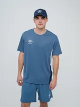 Remera deportiva Umbro modelo Vant, de color negro con paneles laterales grises y cuello redondo, diseñada para hombre.