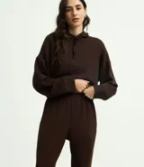 Pantalón de corte recto con cintura elástica y lazo de ajuste frontal. Confeccionado en tejido modal con caída fluida y estructura cómoda.