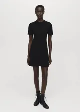 Vestido corto de tejido de punto fino color negro, con mangas cortas, cuello perkins y diseño evasé.