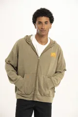 Campera con capucha color verde oliva, con cierre frontal y bolsillos laterales. Estampado con logo en el pecho.