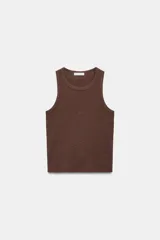 Musculosa de punto rib color marrón con escote redondo y diseño sin mangas.